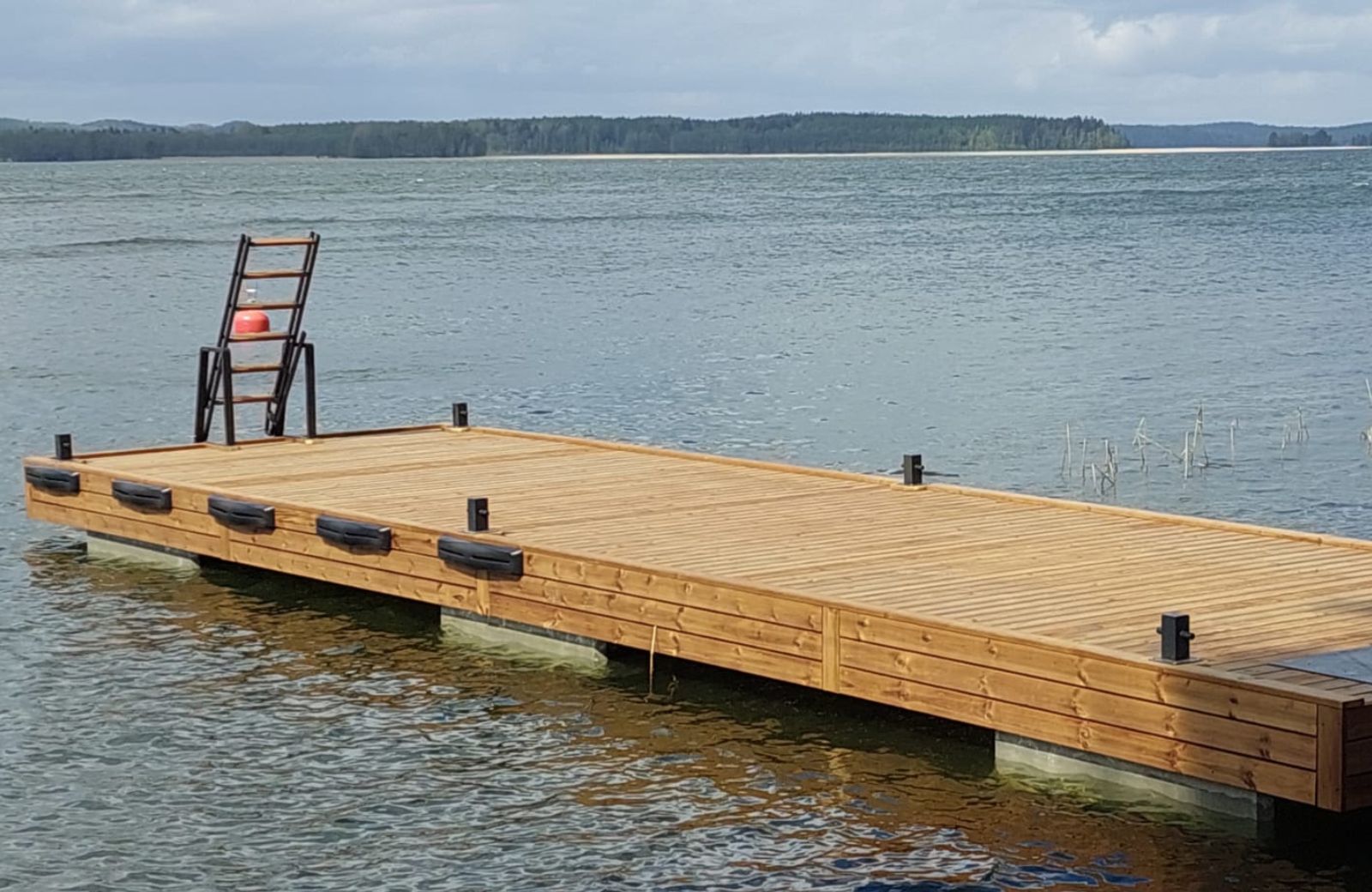 Savorak-betoniponttonilaituri-2.4-x-10-m-uimaportailla-ja-veneenkiinnitysvarusteilla